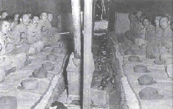 포로수용소막내 내부 포로들은 천막으로 된 막사에서 생활했다. 포로수용소가 있던 거제도에는 당시의 수용소가 재현되어 박물관으로 남아 있다.
